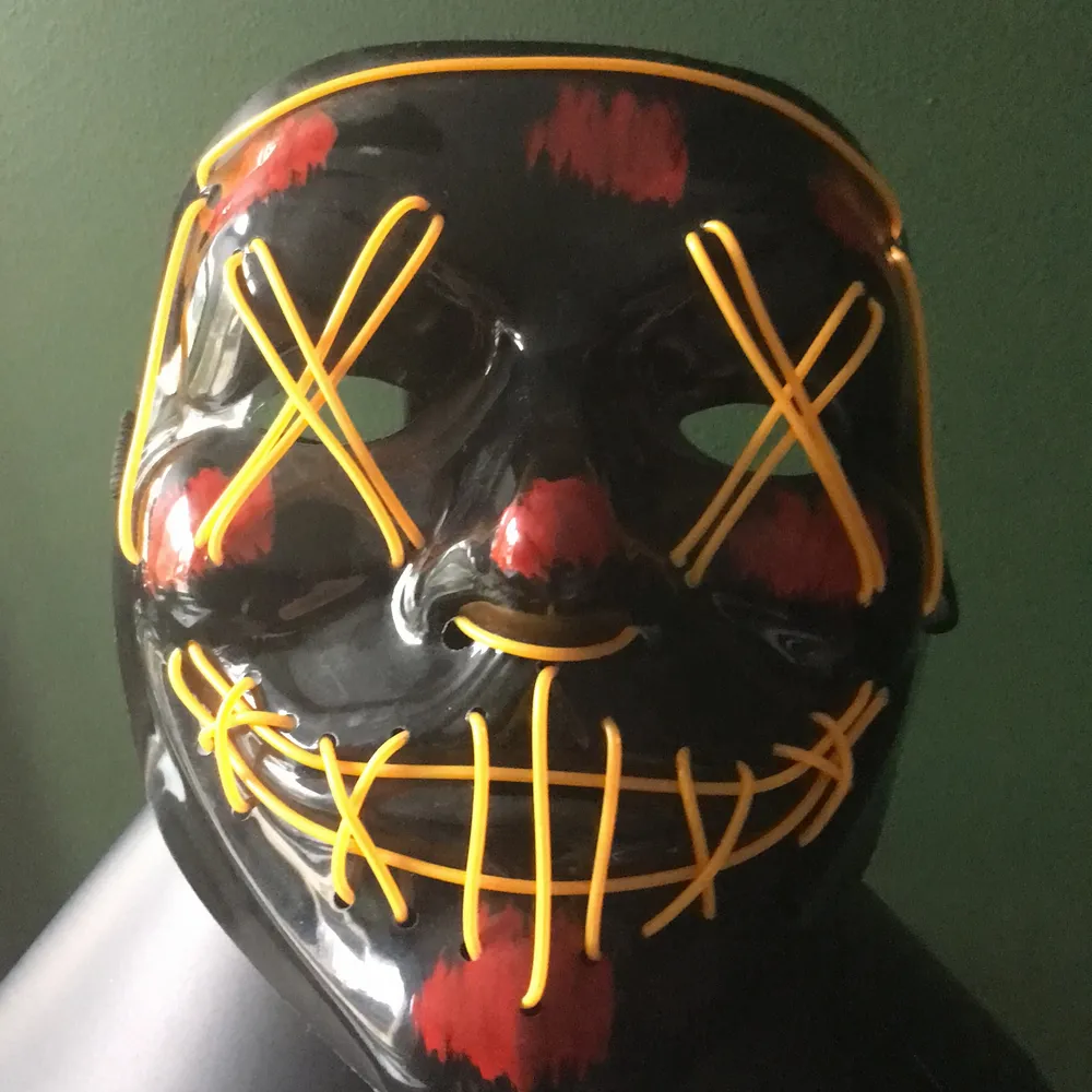 Detta är en ”the purge” led mask som lyser i gult. Jag köpte den på Party kungen för nästan precis ett år sedan. Då kostade den 200kr. Masken är nästan inte använd. Den piper dock när man sätter på den. Men det gjorde den från början.. Övrigt.