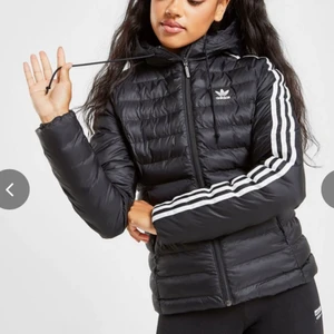 Jacka Adidas  - Jackan kommer inte till användning. Den har används väldigt få gånger så den är i nyskick (inga skador, repor eller liknande). Den är väldigt varm. Strl. 38. Pris kan diskuteras vid snabbköp.