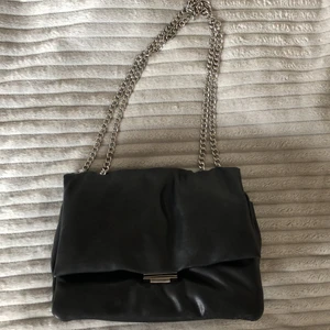 Väska  - En super snygg väska med kedja, säljer för att den inte kommer till så mycket användning, använd endast 3 gånger. Hör av er vid intresse! Kramis 💕💕(HÖSTA BUD ligger på 260+frakt 66)