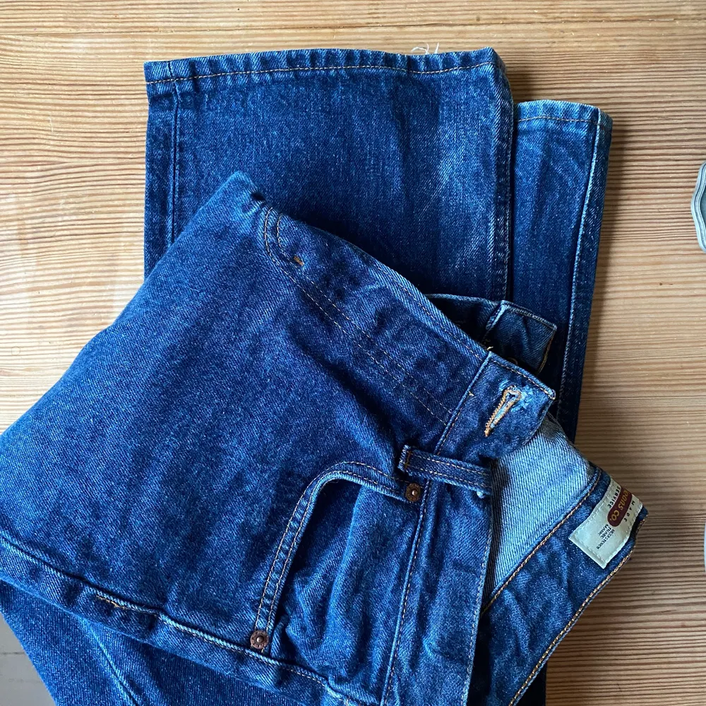 Crocker jeans, 31:32 men skulle säga passformen är mindre än 31 kanske 28:32 då det är lite för tajta för mig och jag har 28/29. Passformen är rak, mörkablå & trendiga byxor . Jeans & Byxor.