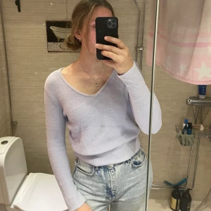 Pastell-lila tröja - Säljer min pastell-lila tröja från zara som är använd ett fåtal gånger. Den är oerhört bekväm. Säljer då den är för liten. 