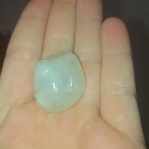 En Quartz som är tumlad av mig själv 👋 - Den kostar 12 kr plus GÅVA 🎁 frakten står köparen för 💓