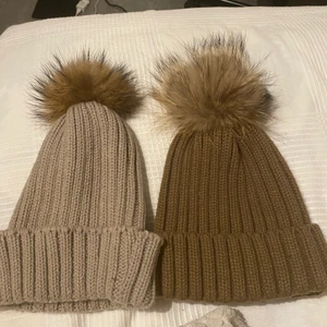 Pälsmössa set - Två stycken mössor med pälsboll (äkta päls) 200kr för båda! Bra skick