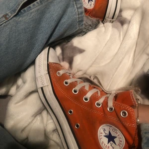 Converse orangea - Snygga fast slitna converse köpta i usa för länge sen, har tvättat de men det kan nog säkert gå bort mer om man försöker, snörena funkar men är slitna så de kanske behöver bytas om man vill det, st 37 men passar mig som har st 38, sjukt snygga skor! Budgivning börjar på 100kr💞bud sker privat💕bud ligger på 200kr