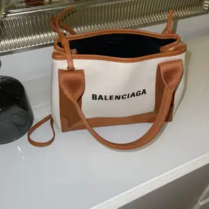 Intressekoll på Balenciaga väska! Buda i kommentarerna, minimum 3000kr, original pris-7700kr. Väskan är använd 1 gång, nyskick! Skriv för fler bilder eller frågor!💖