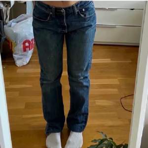 Säljer ett par levi’s jeans pågrun av att dem är för små för mig. Jättesnygga 501 som är i bra skick.              Inte mina bilder men det är jeansen på bilden som jag säljer💗 Kan mötas upp annars är det köparen som står för fakt😊