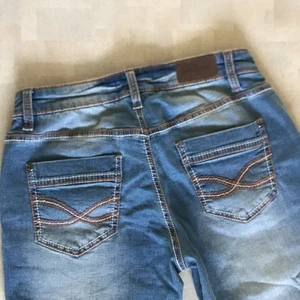 Lågmidjade jeans - Skitsnygga ljusa lågmidjade jeans ifrån John Baner!!💗💗💗🌟 raka i benen och i storlek 36🥰 säljer pga att jag har för många jeans😄