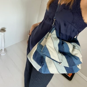 Populär väska från zara - Denna slutsålda väskan från zara💙💙 hyfsat använd men fortfarande fint skick !! Köparen står för frakten ⚡️⚡️