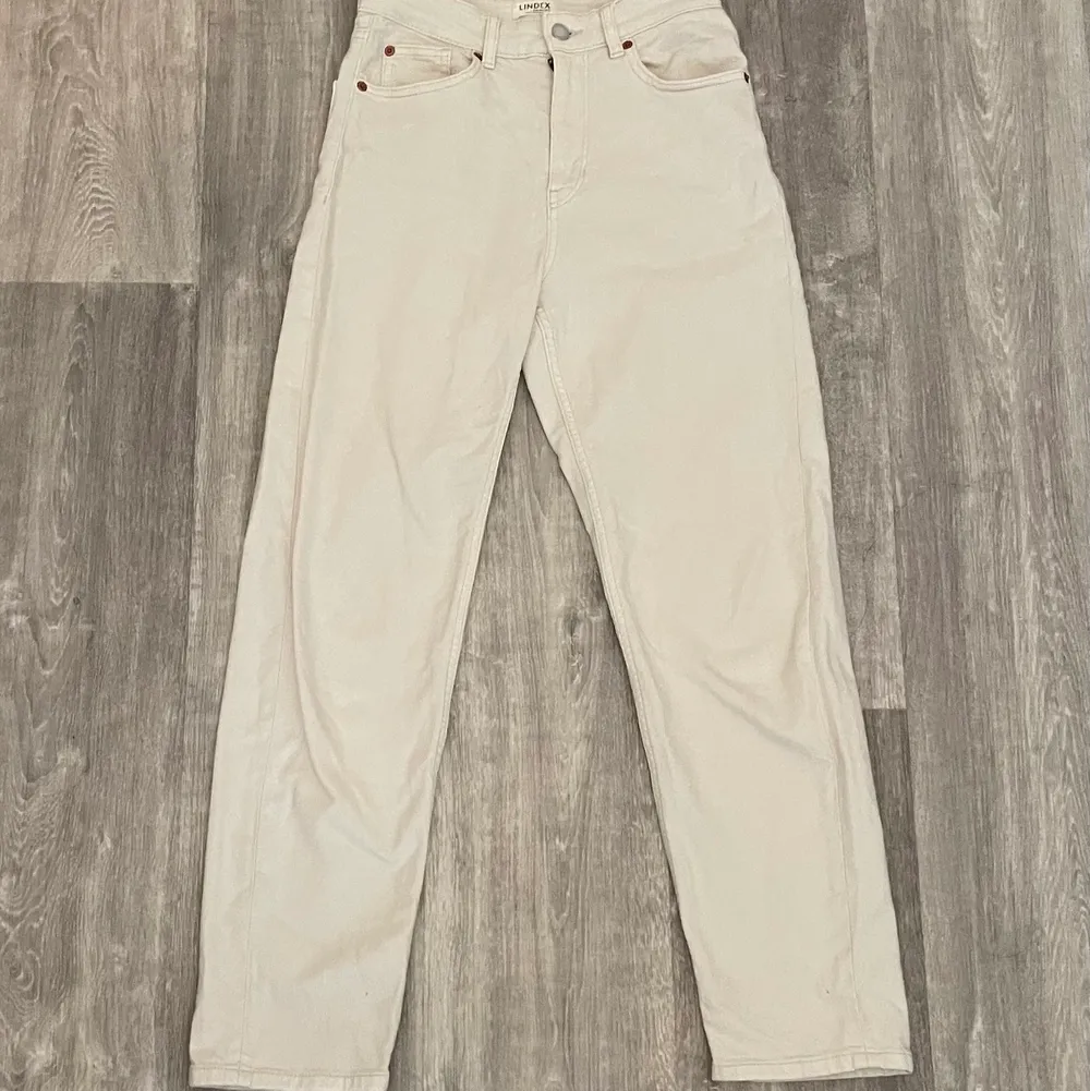 beige-vita tighta högmidjade byxor. har använt dem några få gånger, säljer för att de är för små.. Jeans & Byxor.