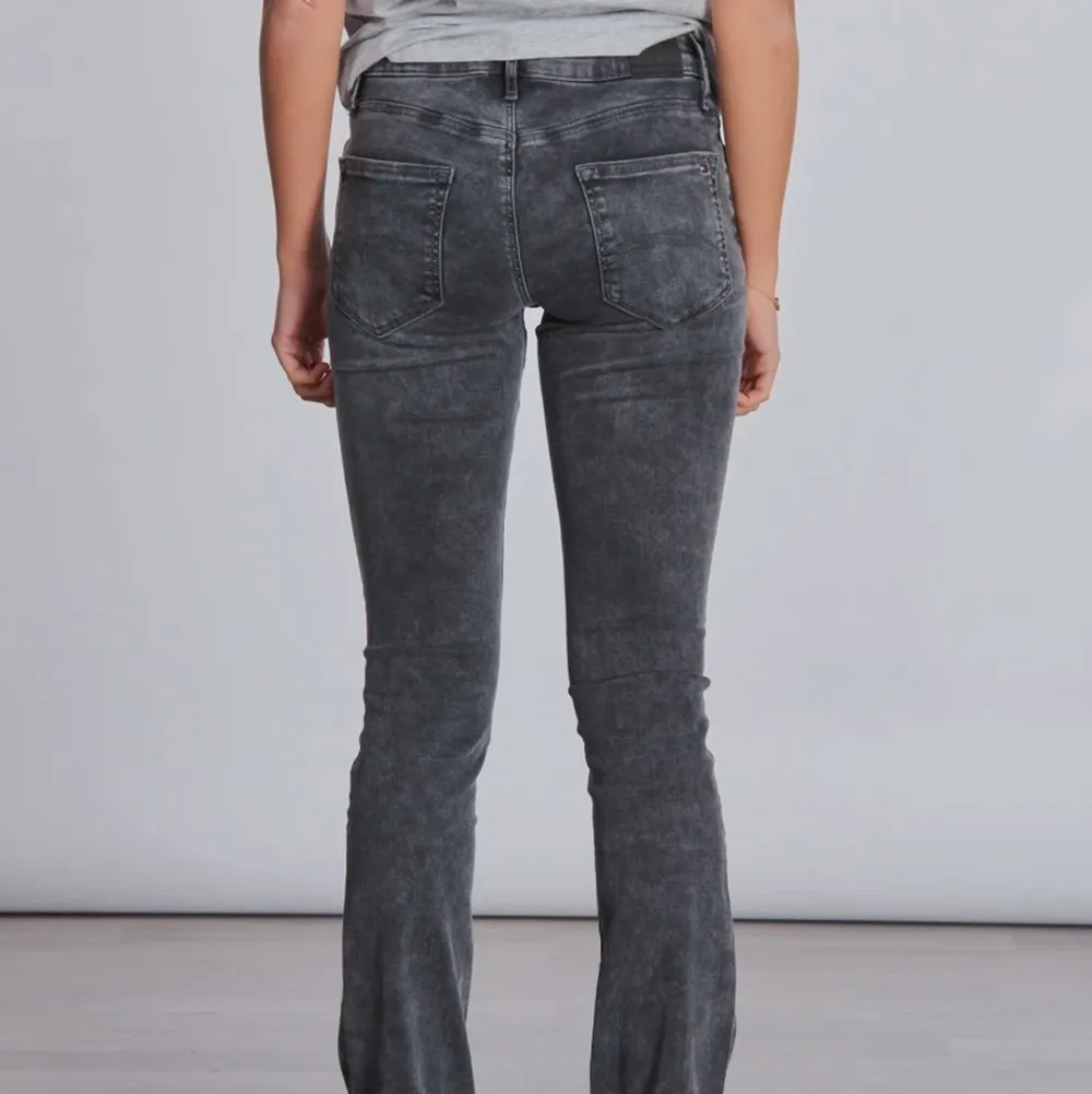 Jättefina jeans från Tommy hilfiger i storlek 152, säljer jeansen pga av att jag har flera liknande jeans❤️ frakt ingår. Jeans & Byxor.