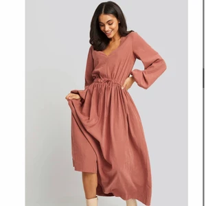 Maxiklänning med ballong sleeve  - Maxiklänning från nakd, prislappen sitter kvar och är aldrig använd. Skriv för fler bilder. 