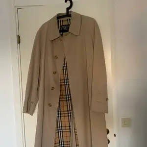 Vintage Burberry coat, köpt i Skottland 1984 av en familjemedlem. Kemtvättad och redo att användas. Fantastiskt skick för att vara vintage, hade lika gärna kunnat vara ny. 