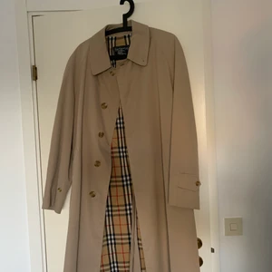 Burberry Coat Vintage (1984) - Vintage Burberry coat, köpt i Skottland 1984 av en familjemedlem. Kemtvättad och redo att användas. Fantastiskt skick för att vara vintage, hade lika gärna kunnat vara ny. 