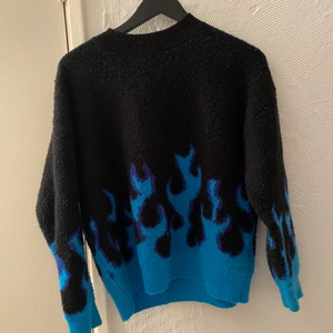 Stickad tröja  - Ball tröja som ej kommer till användning längre, börjat noppra lite. Storleken är M och den är lite oversized, unisex. Inga defekter utöver att den är lite nopprig