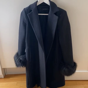 Jacka med päls  - Jätte fin unik zara kappa!!! Bra skick men band runt saknas och snöret som bandet ska igenom har gått upp men det går att fixa! Storlek S