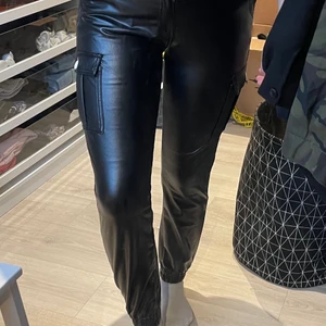 Skinn Cargopants  - Cargopants i skinnimitation från JFR.se. Jätte bra passform, strechtiga och andas bra. Aldrig använda enbart testade så alla papp sitter kvar på knapparna. Storlek m men passar bra på mig med S också.☺️