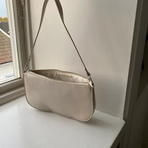 Vit axelväska från hm - Vit axelväska från hm, finns även ett längre band till. Frakt tillkommer🤍🤍🤍