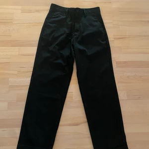 Bershka Kostymbyxor  - Svara Wide Fit kostymbyxor i Stl:34 i fint skick. Kommer från djur/rökfritt hem.