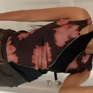 Kerne.milk top str. S/M - Super stretchy. Passer toppen nu og passede den også da jeg var højgravid :) Ingen tegn på slitage