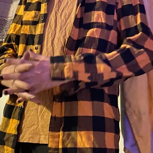 Orange och svart Fleeceskjorta+t shirt - Fleeceskjorta orange och svart, med passande T-shirt. Storlek S på båda. Används ej längre lika mycket, tycker det är synd att den bara ligger.