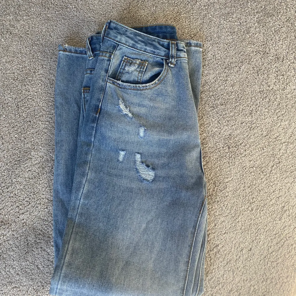 Ett par blåa jeans från SHEIN, säljer pga för stora. Storlek S!!. Jeans & Byxor.