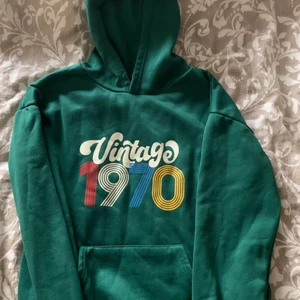 Hoodie med tryck - Aldrig använd, säljs då den är för liten för mig