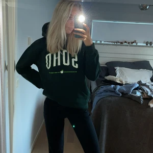 Hoodie - Skitsnygg grön hoodie ifrån hm! Säljer för att den inte kommer till användning längre! Säljer för 75+frakt💚 köpt på herravdelningen i storlek s