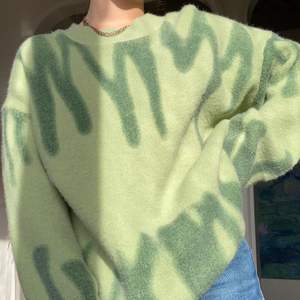 Supermysig stickad tröja i en härlig grön färg! Sticks inte alls och sitter snyggt oversize på mig som är en storlek S. Sparsamt använd och i väldigt bra skick. Köparen står för (spårbar) frakt! :)