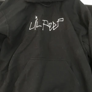 Lil peep hoodie - Köpt 2018 på, lil peep official shop, the hyv. Andvänd rätt så mycket men bra skick. Original pris 600kr