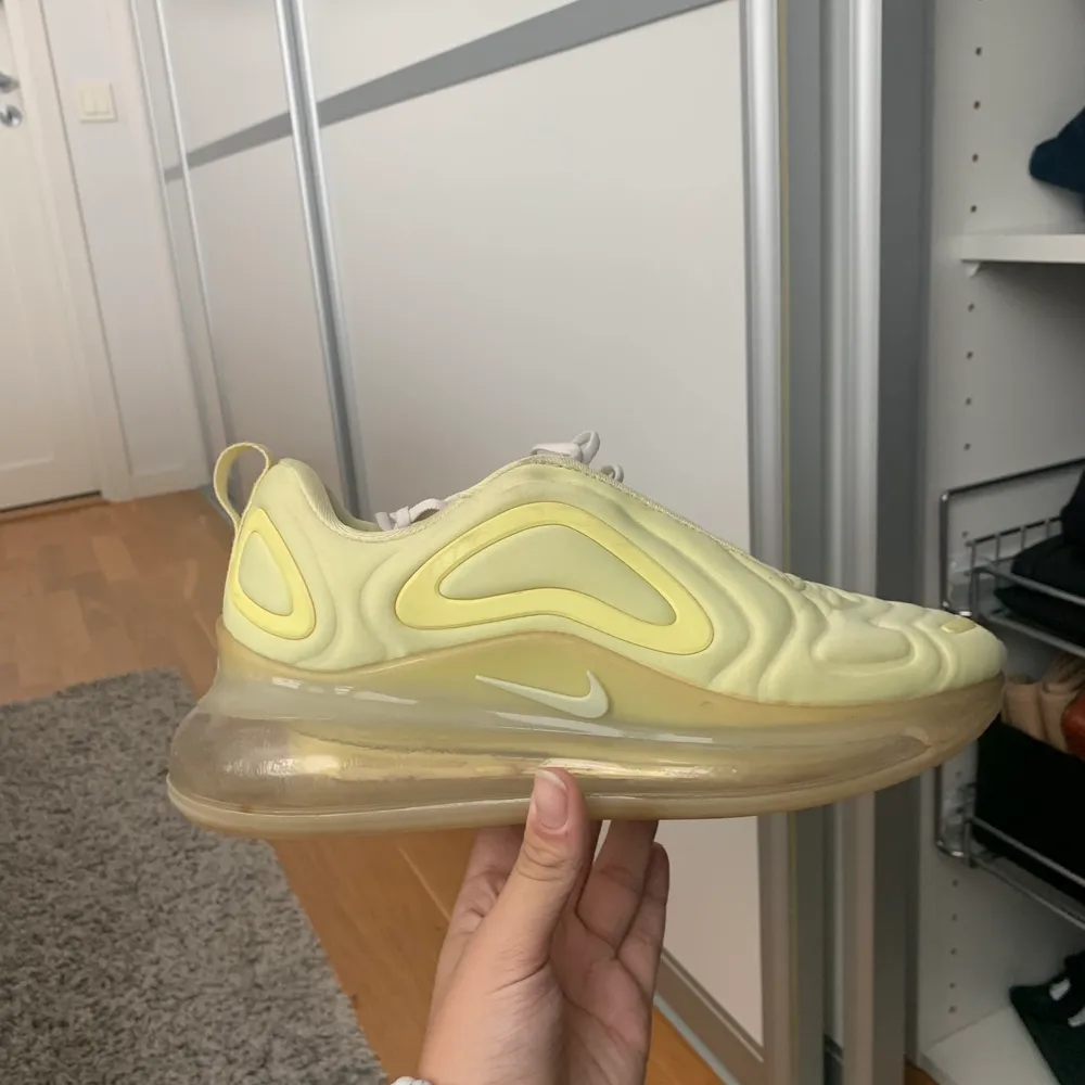 Snygga 720 air max skor. Använts några gånger. Säljer för att jag inte har på mig dom längre . Kengät.