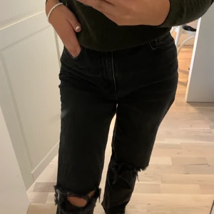 Svarta Jeans - Svarta Jeans med hål 