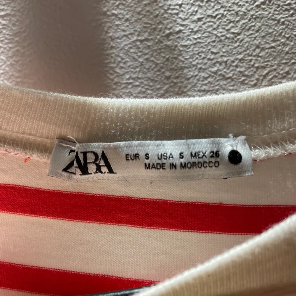 Jätte gullig randig tröja från Zara, säljer pga att den aldrig kommer till användning och den är använd 1-2 gånger💕 köparen står för frakt. T-shirts.