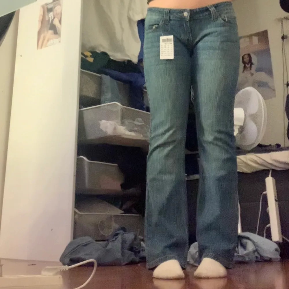 lågmidjade jeans från brandy melville! (första bilden är lånad) dom är lite små för mig som vanligtvis har medium i jeans 💞 endast testade en gång. jag är 166/167cm lång :). Jeans & Byxor.