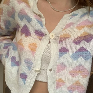 kofta - säljer denna suuupersöta kofta från shein! säljs eftersom den tyvärr inte kommer till användning! tillkommer även ett linne till koftan men personligen har jag aldrig använt linnet då det helt ärligt är ganska fult hahahah, men skickar självklart med det också! frakten är inräknad i priset💜💜