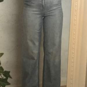 Vida jeans från H&M om jag minns rätt i bra skick. Köpta förra året och används men inte slitna. Inga fläckar eller andra märken. Säljer för att dom inte passar längre tyvärr. Tror att ord pris var ungefär 300kr om jag minns rätt☺️