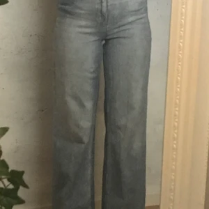 Wide jeans strlk 158 - Vida jeans från H&M om jag minns rätt i bra skick. Köpta förra året och används men inte slitna. Inga fläckar eller andra märken. Säljer för att dom inte passar längre tyvärr. Tror att ord pris var ungefär 300kr om jag minns rätt☺️