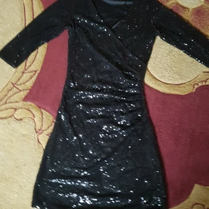 Jätte fint kläning  - Jätte fint kläder med glitter.  Storlek S Mycket fint skick.  100kr plus frak. 