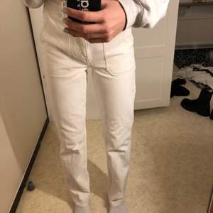 Crémevita, raka jeans med detaljer. Väldigt fint skick, nästan aldrig använda! ⭐️ Från Weekday, storlek 36. (Frakt 66kr tillkommer) 🦋🦋