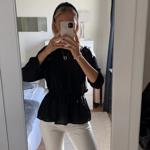 Blus  - Säljer denna söta svarta blus från Forever21🥰🥰🥰 Passar till fest eller vardag ❣️