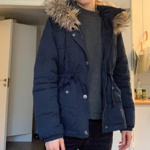Vinterjacka Hollister  - Varm och skön vinterjacka från Hollister. I gott skick! Kragen på luvan går att ta av. Midjan kan dras åt. Hör av er för fler bilder. Kan mötas i Uppsala och ibland i Stockholm eller i södra Botkyrka. 