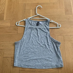 H&M top - En grå top. 