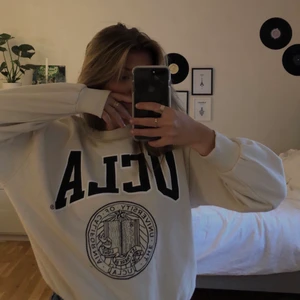 Beige sweatshirt  - Säljer denna snygga sweatshirten då den aldirg kommit till användning i stolek S! Eftersom den aldirg är använd är den i fint skick🤎