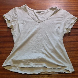 Vringad topp - Storlek 42. Tyvärr lite grådassig.Allt i min profil kostar 10 kr+frakt ! Samfraktar och postar snabbt! Skriv vid frågor 🥰❣//Natalie 