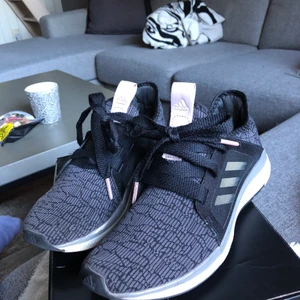 Adidas Edge Lux - Superfina adidas skor i strl 38 2/3 som jag säljer för att dom tyvärr är lite för små, har vanligtvis 39. Superbra skick! Använt 2-3 gånger så dom är nästan som nya. Nypris 1 099 Frakt 70kr🌟