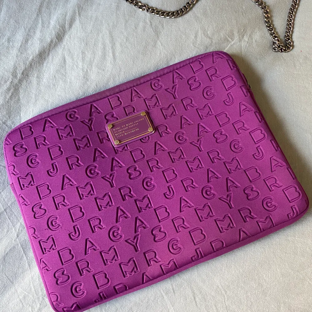 Lila datorfodral från marc Jacobs. Köpt begagnad men absolut helt okej skick! 😊💗. Accessoarer.