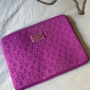 Datorfodral Marc by marc Jacobs  - Lila datorfodral från marc Jacobs. Köpt begagnad men absolut helt okej skick! 😊💗