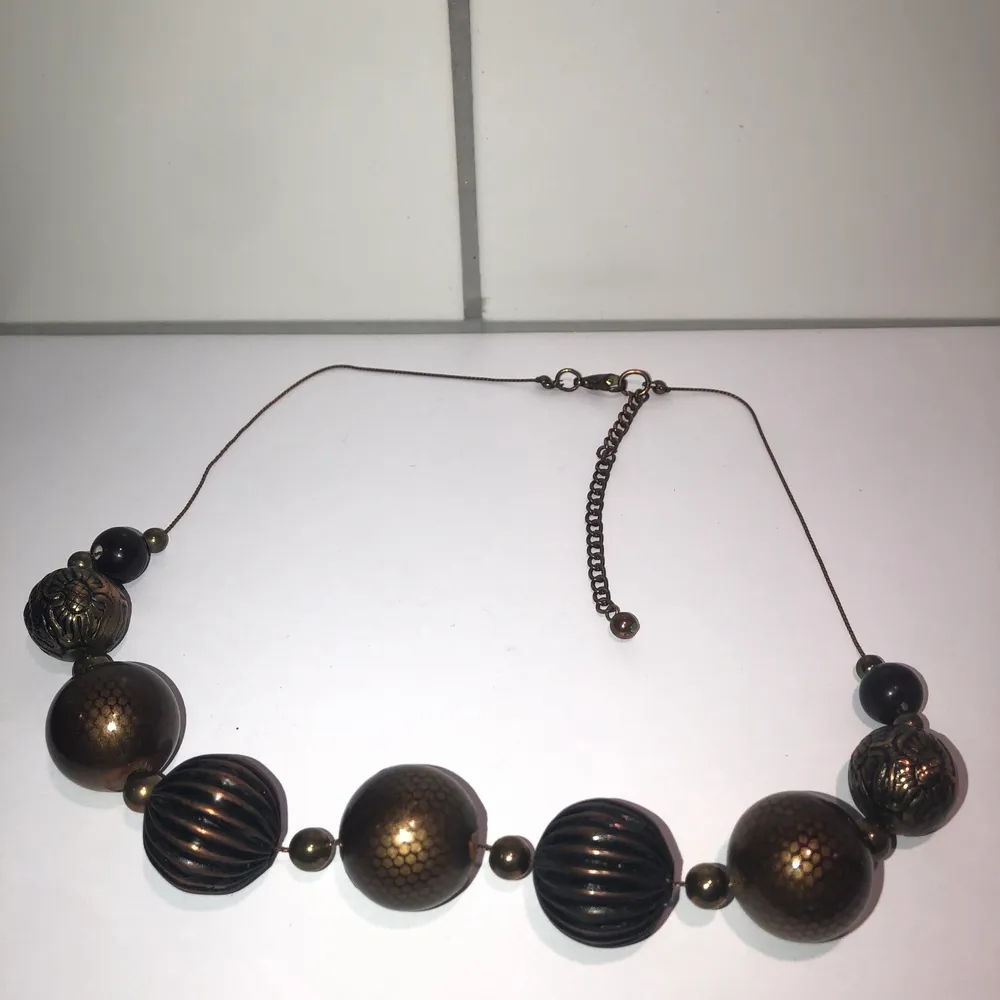 Halsband i messing. Asusteet.