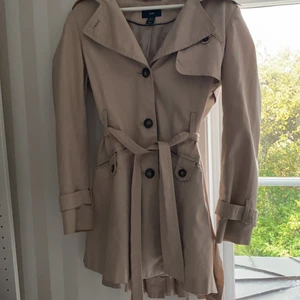 Kappa - Beige kort kappa i mycket fint skick, storlek 36.