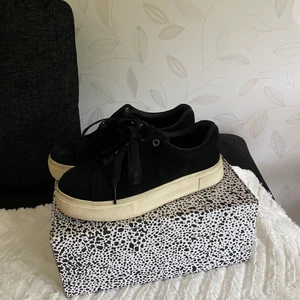 Eytys - Säljer mina favvoskor då dom tyvärr blivit försmå. De är storlek 37 men skulle säga att de också passar 38. Låda och dustbag medföljer om man så önskar. Köpta för 1800kr och säljer för 800kr ink frakt på 100kr, priset går att diskutera💕💕