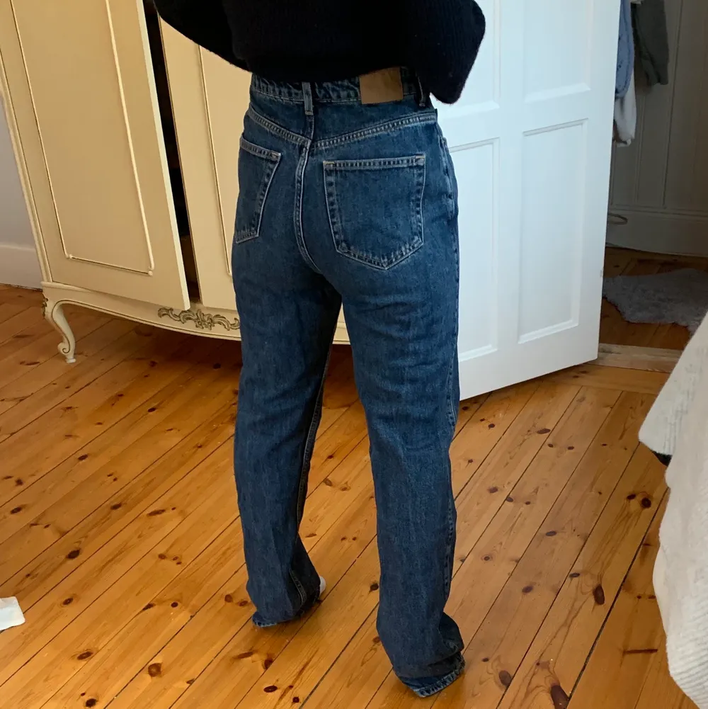Jättesnygga mörkblå jeans från weekday i färgen win blue. Modellen row. Säljer pga att dom är för långa. Storlek 28 längd 32. Jeans & Byxor.